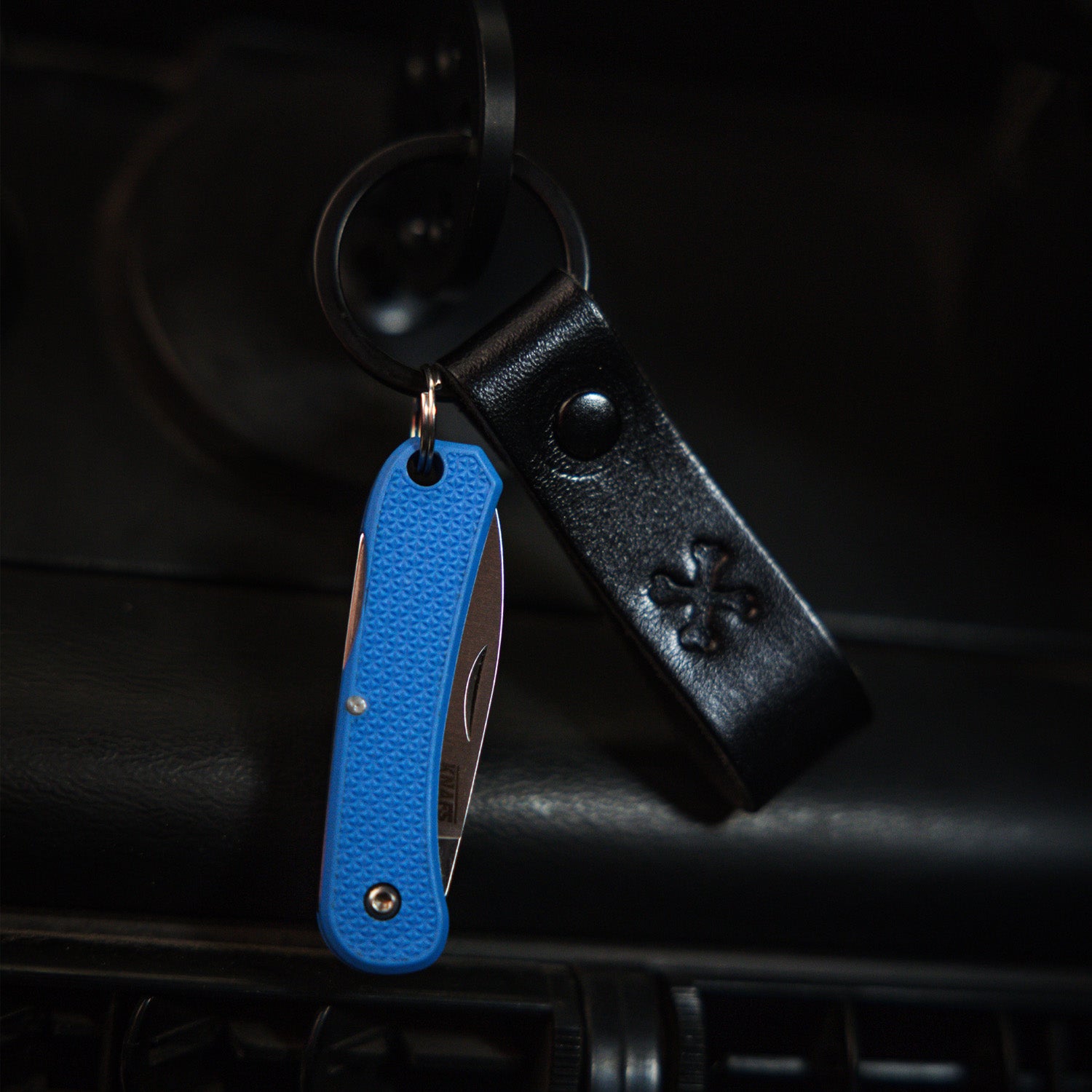 KNAFS-00424 keychain knife in car