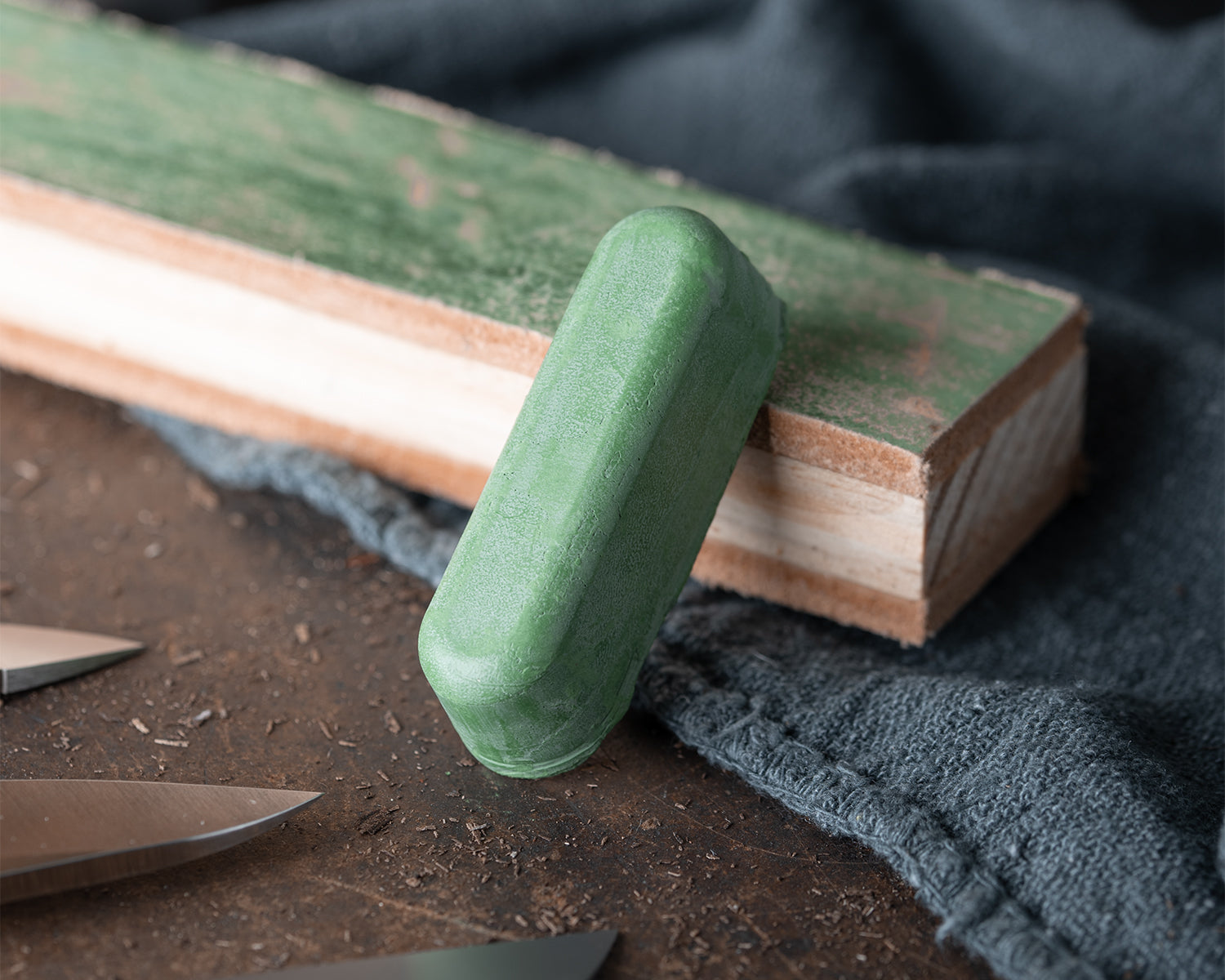 Strop Compound - Green Ultra Fine lifestyle on wood